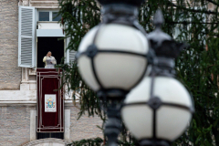 No pandemic can extinguish Christ's light, pope says at Angelus ...