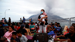 Mount Ruang: Indonesia volcano eruptions force thousands to ...