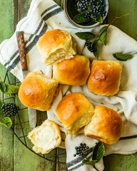 Brioche Dinner Rolls (Bread roll)