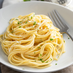 Pasta with garlic and butter (Spaghetti with garlic and olive oil)