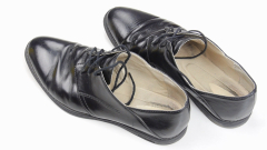 लेदर के जूते साफ करें (Clean Leather Shoes)