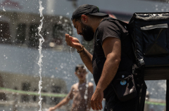 A heat wave is bringing searing temperatures to New York and the I ...