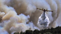 Greece 'at war' with fires, as people evacuated from 'hell on Earth ...