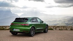 2020 Porsche Macan Turbo (porsche macan green rear) (2020 Porsche Macan)